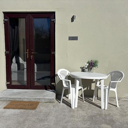 Private Detached Small Bedroom And Bathroom Only- This Is Not An Apartment Butlersbridge Εξωτερικό φωτογραφία