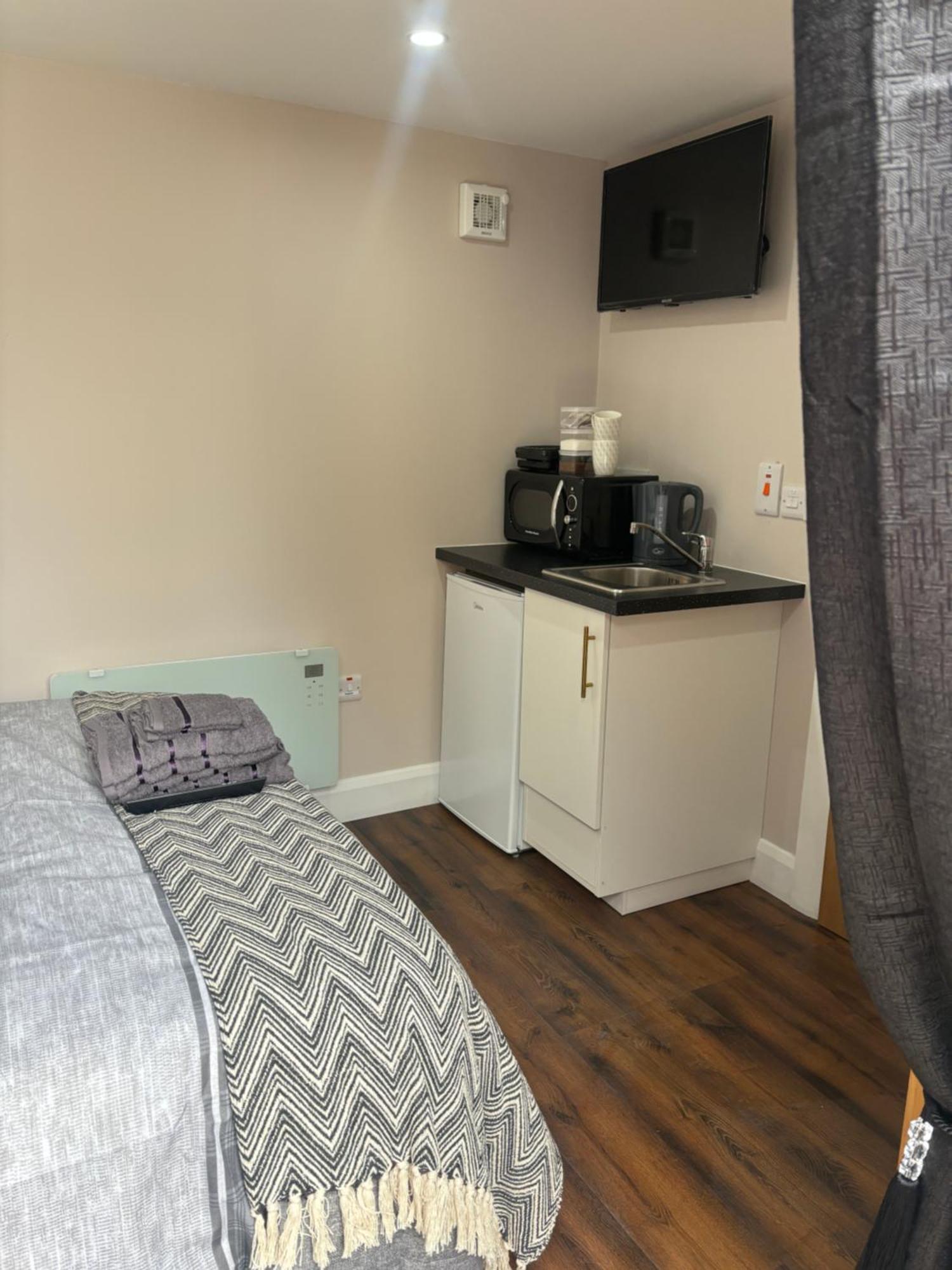 Private Detached Small Bedroom And Bathroom Only- This Is Not An Apartment Butlersbridge Εξωτερικό φωτογραφία