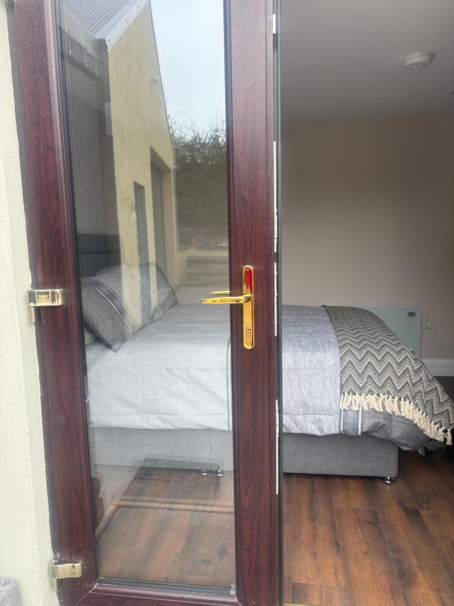 Private Detached Small Bedroom And Bathroom Only- This Is Not An Apartment Butlersbridge Εξωτερικό φωτογραφία